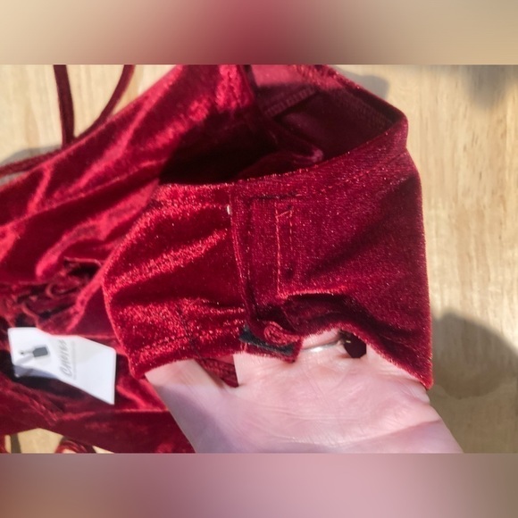 Red bodysuit with Velcro closure. Brand new & never worn. Satin material feel - Picture 4 of 8